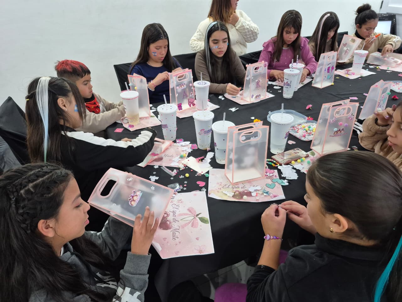 Niñas participando de un taller creativo