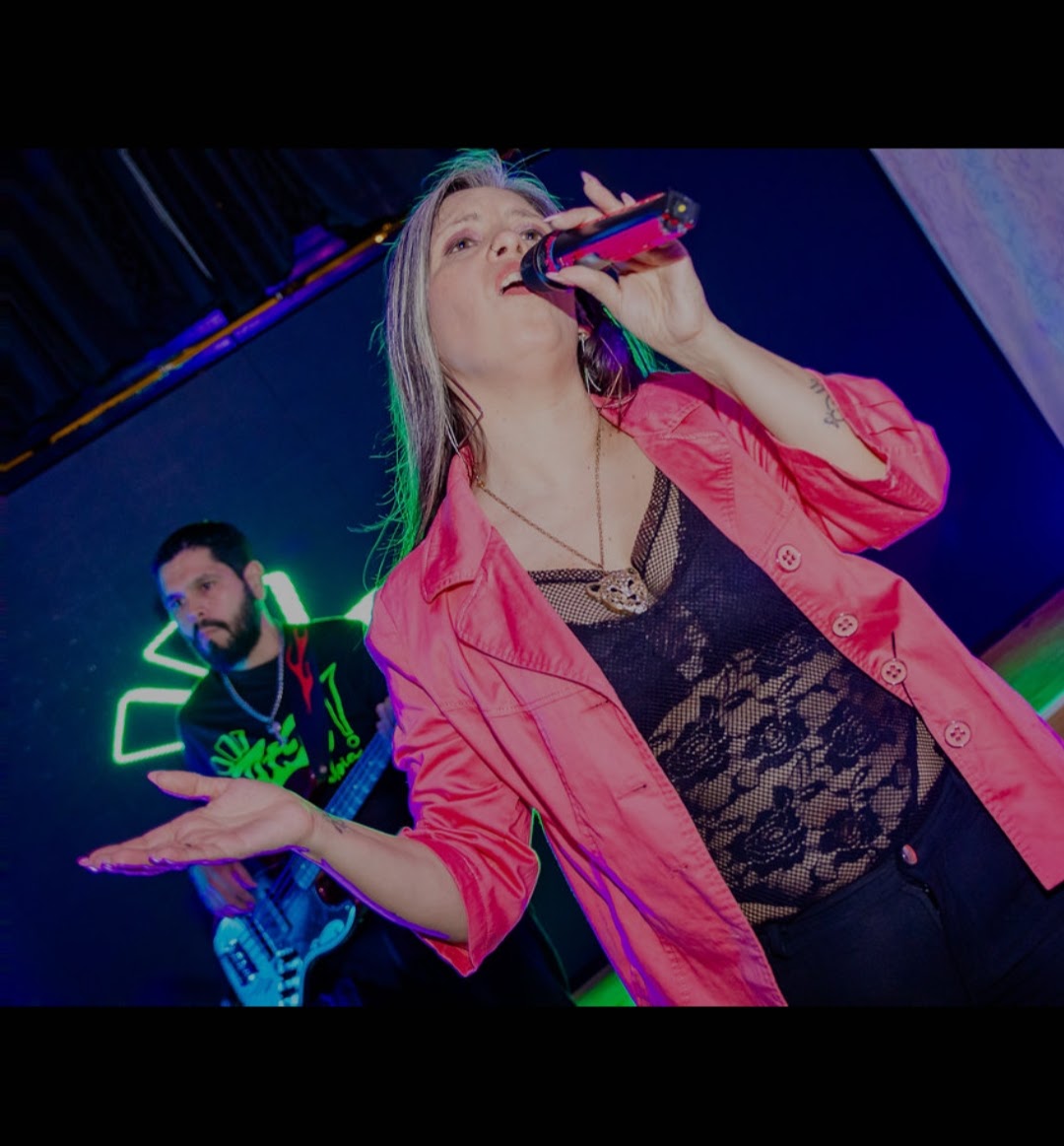 ANGELINA cantando junto a su banda en un evento