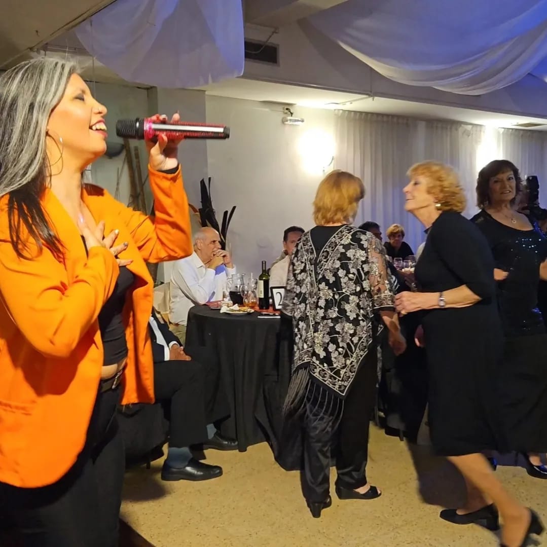 ANGELINA cantando entre los invitados de un evento