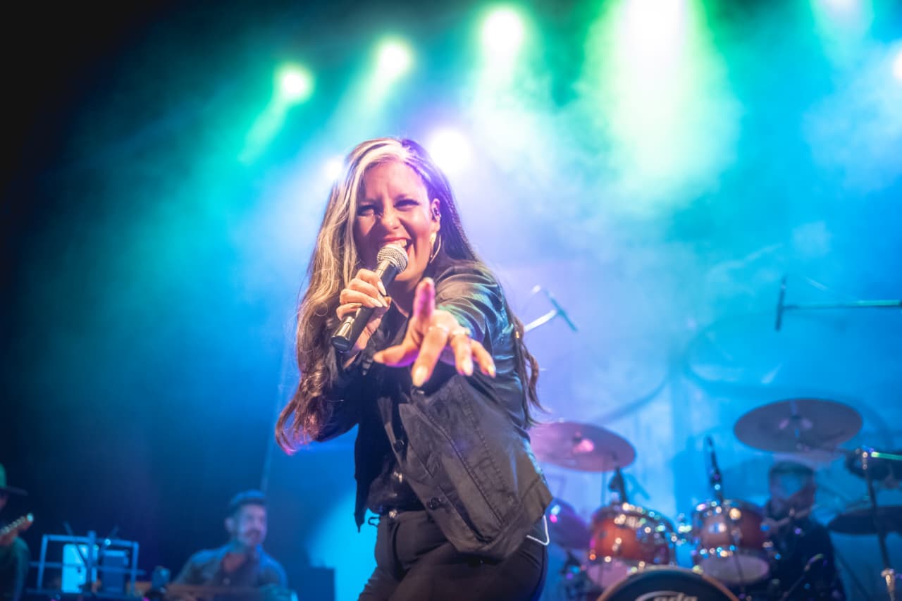 ANGELINA en un escenario junto a su banda