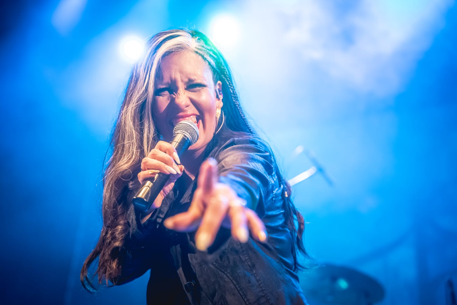 Primer plano de ANGELINA cantando