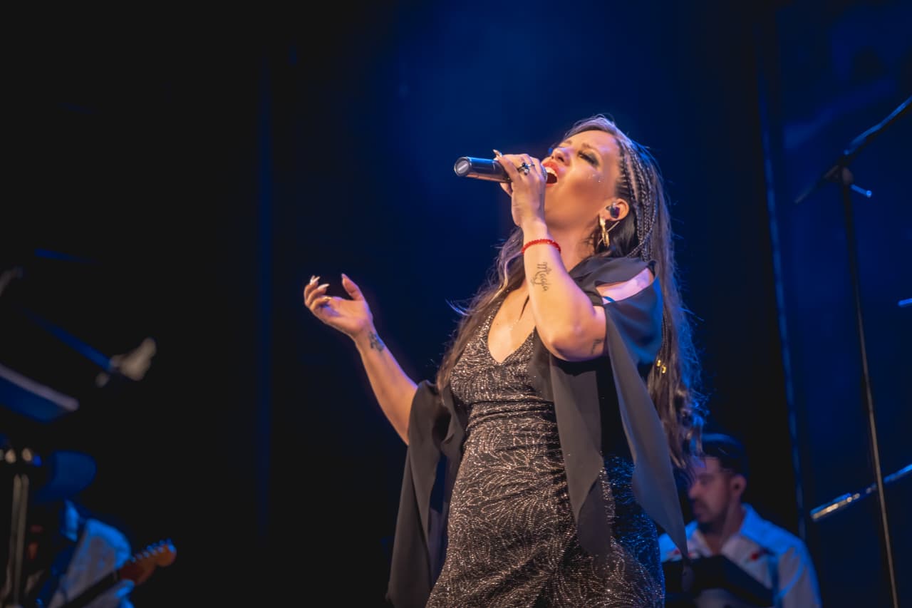 ANGELINA interpretando una canción sobre el escenario