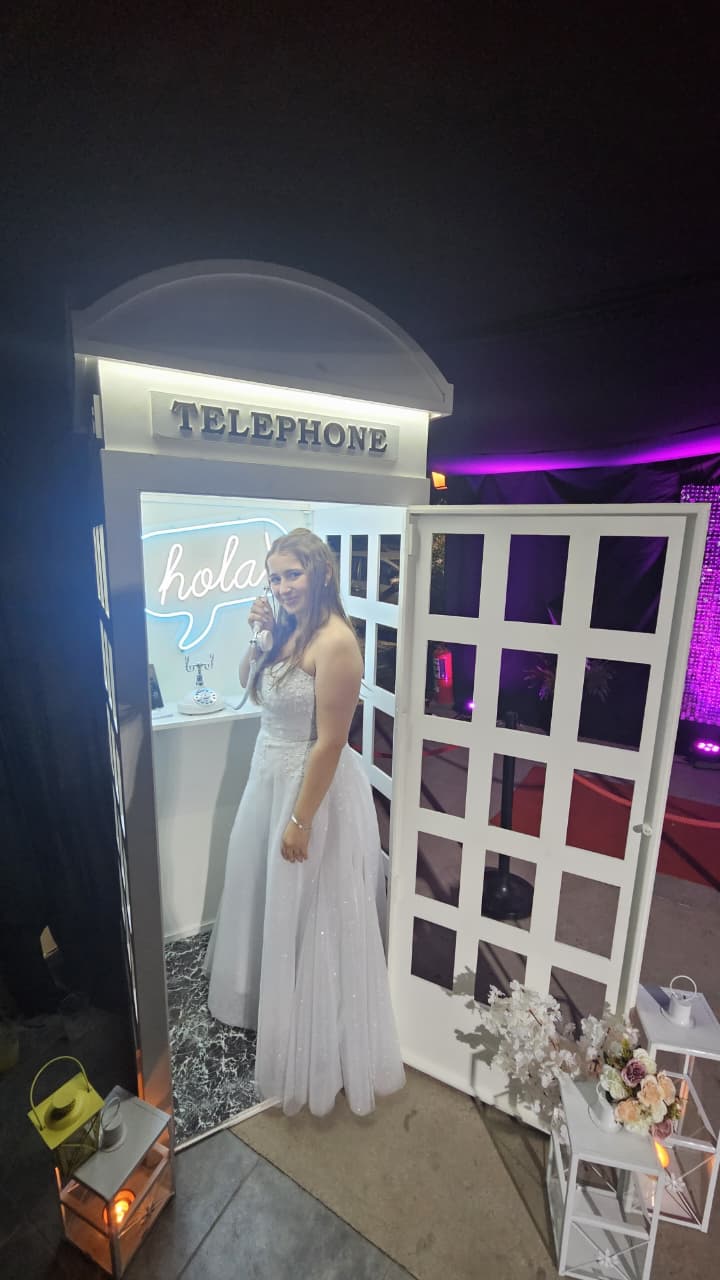 Invitada utilizando la cabina telefónica