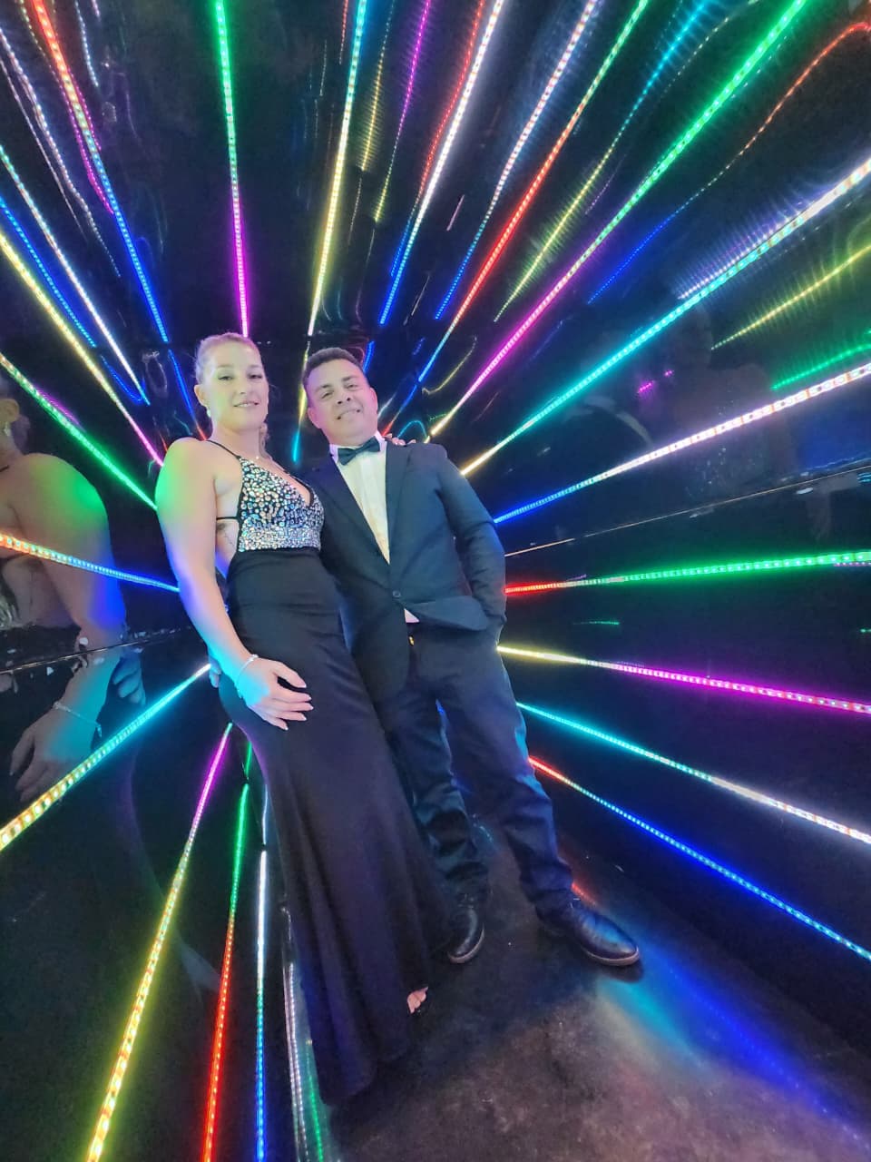 Pareja dentro del túnel infinito iluminado