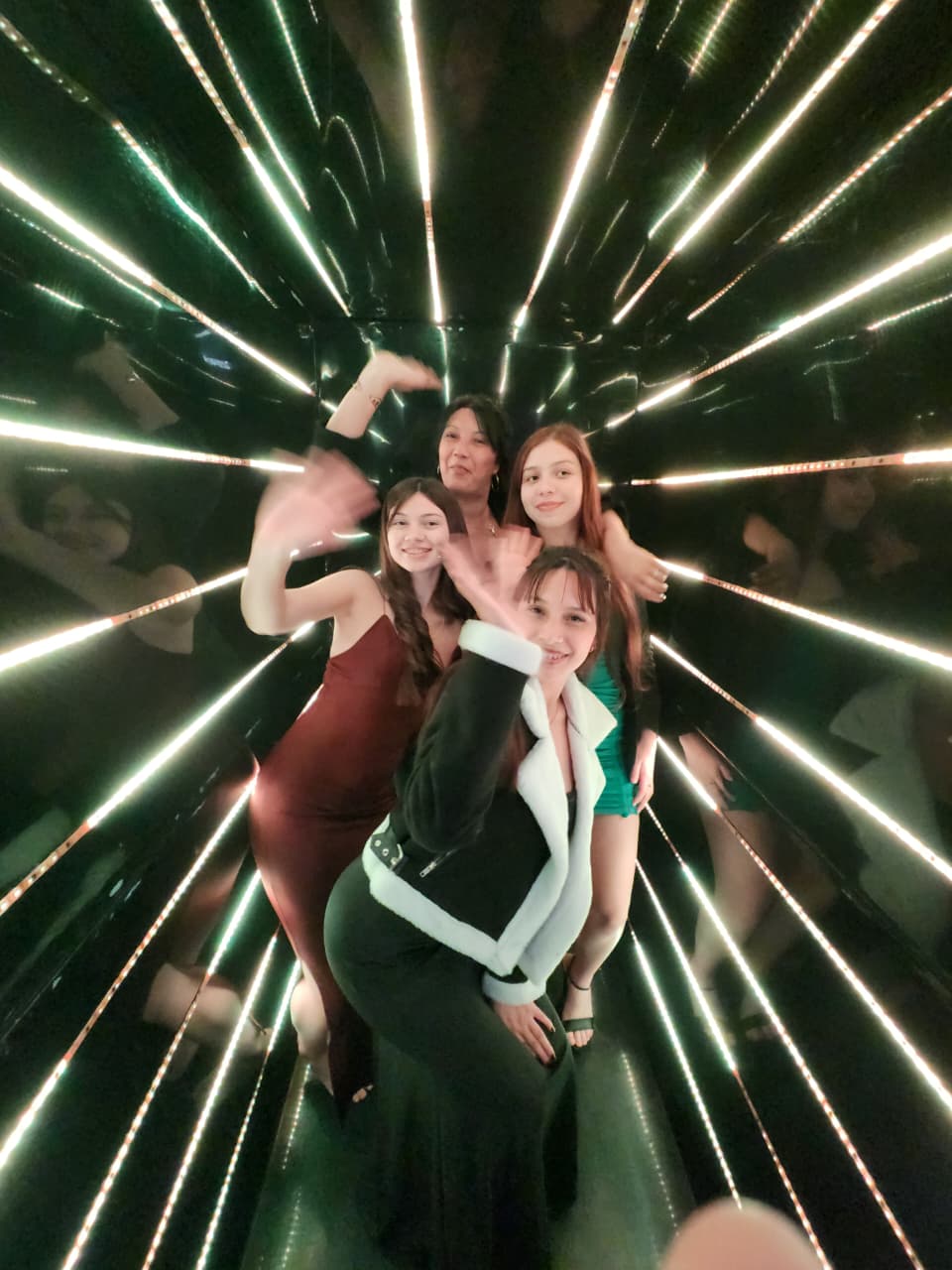 Grupo de invitadas dentro del túnel infinito